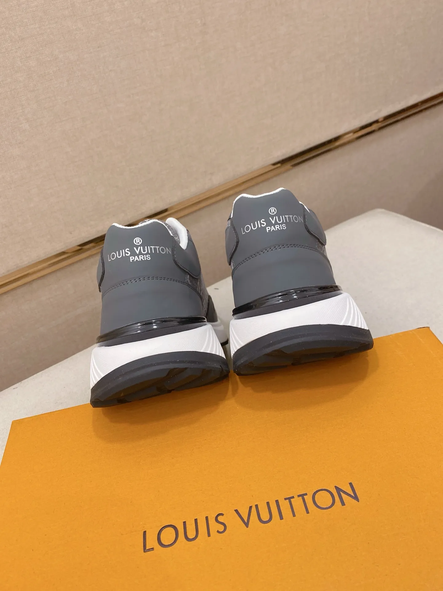 Men's shoes💰 462💰louis vuitton (Louis Vuitton/lv)🔍🔍The new counters are on sale at the same time. The uppers are imported from Italy. ⃣️Re-engraved🇮🇹💪💪, ⚠Sole: The original sole is specially provided by the original factory, the exclusive movable molded sole is super comfortable, ⚠Original and single goods 🔍high quality, you can enter and leave the counter at will, welcome to compare⚠. Code number: 38-44 (45/customized, non-refundable)